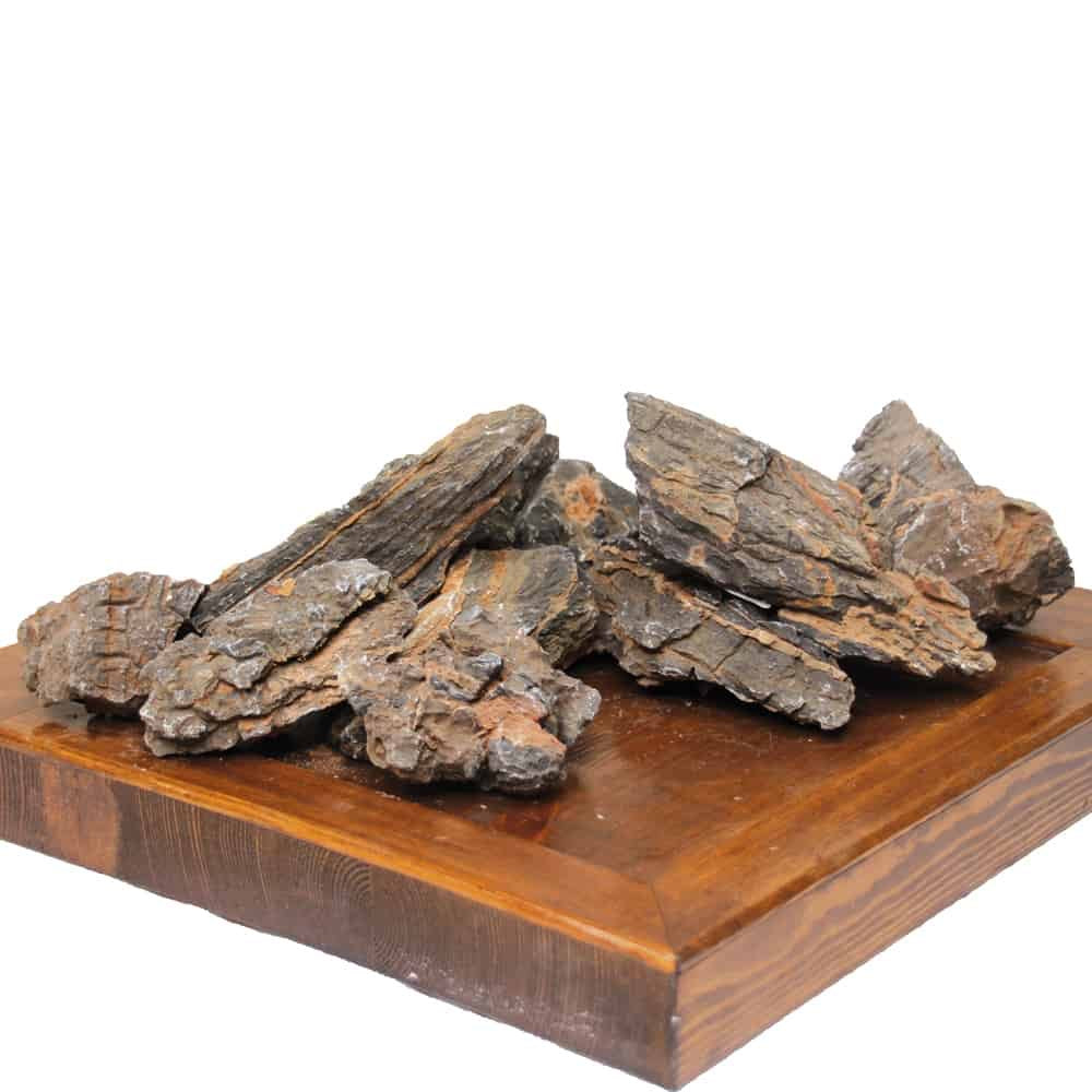 Roccia naturale Pagoda con evidenti venature stratificate e toni caldi della terra, ideale per creare scenari di montagna e canyon in terrarium e acquari.