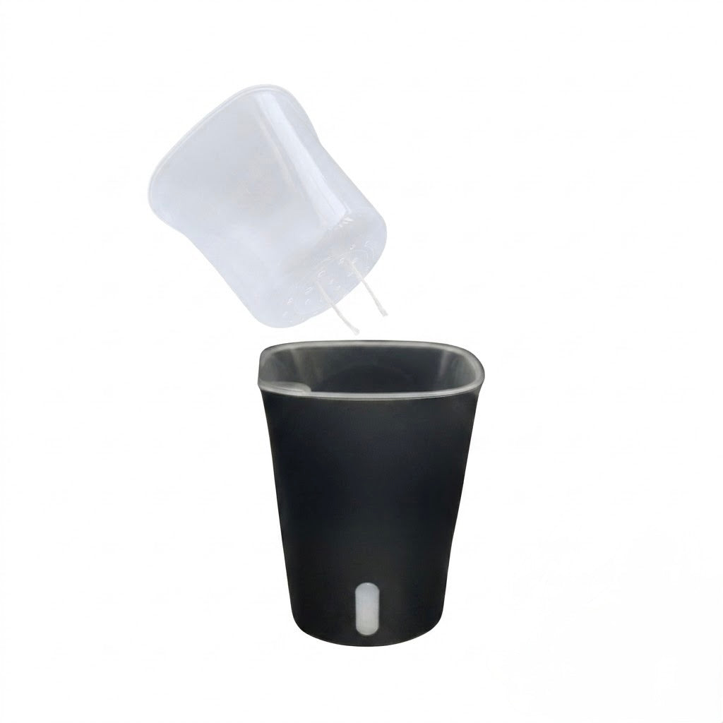 Vaso auto-irrigante nero con inserto interno trasparente rimovibile di Dreaming Plants, ideale per piante da interno e coltivazione in semi-idroponica.